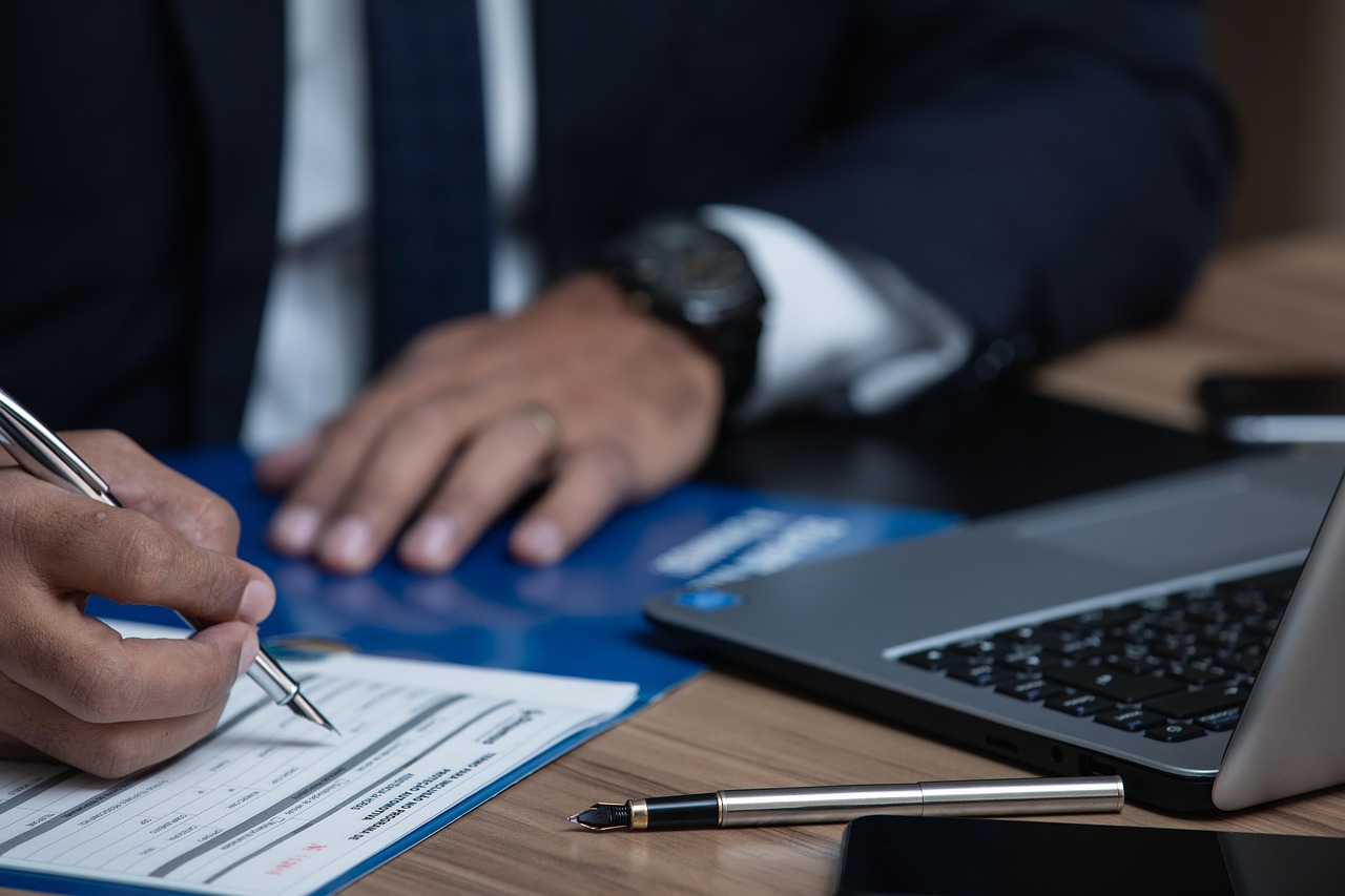 Profissional trabalhando em cnae de práticas integrativas